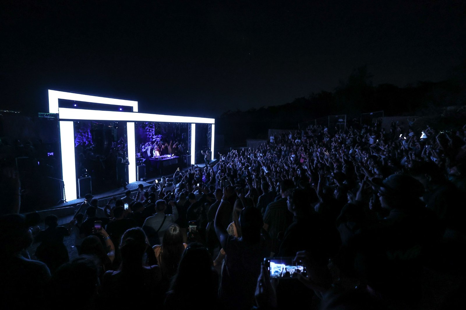 Salón con iluminación de ambiente para un evento